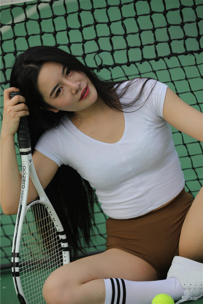 [都市丽人]风韵美女网球场上展露翘臀