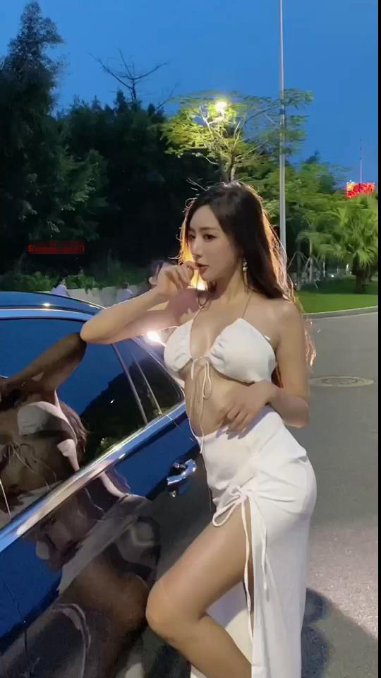 [秀人模特系列]王馨瑶视频写真 蓝白长裙
