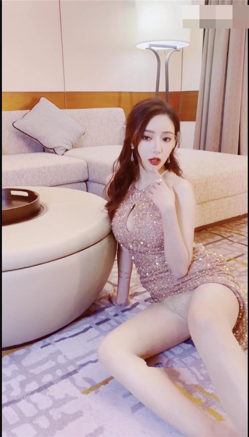[秀人模特系列]王馨瑶视频写真 粉金色礼服