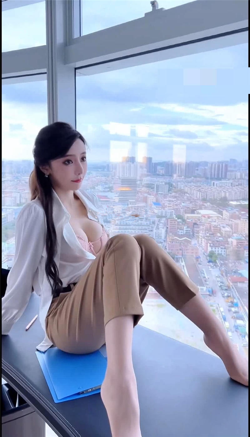 [秀人模特系列]王馨瑶视频写真 秘书秘密拍摄